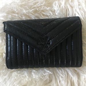 Victoria'sSecretWallet|Curbside last chance to buy